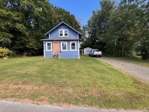 3 Sunnyside St, Houlton, ME 04730