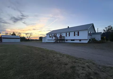 9 Main St, Corinth, ME 04427