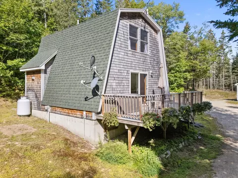 10 Maslow Sq #10, Blue Hill, ME 04614