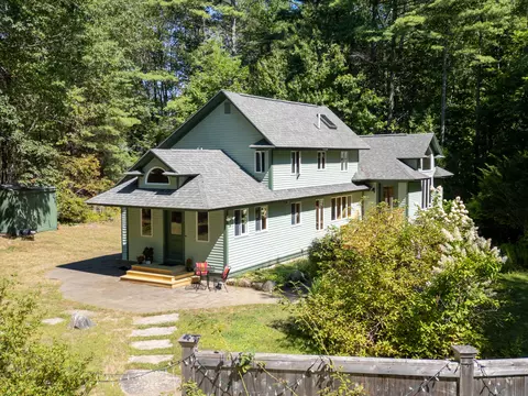 81 N Village Rd, Cape Neddick, ME 03902