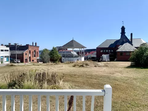 2 4 Dana St, Eastport, ME 04631