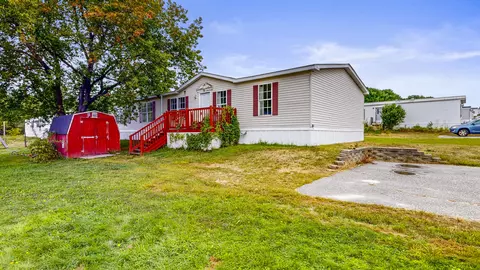 33 Dunlop Ave, Mechanic Falls, ME 04256