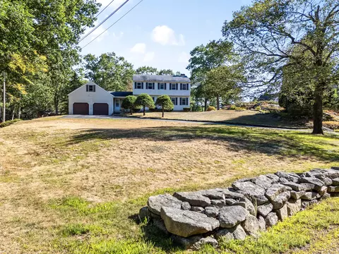 327 Pine Hill Rd, Cape Neddick, ME 03902