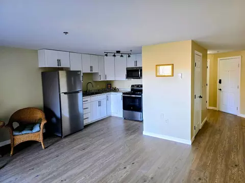 574 Main St #111, Damariscotta, ME 04543