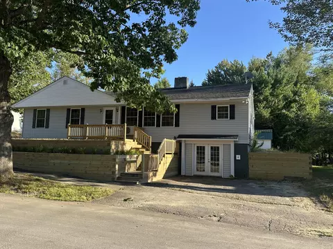 6 Colony Pl, Millinocket, ME 04462