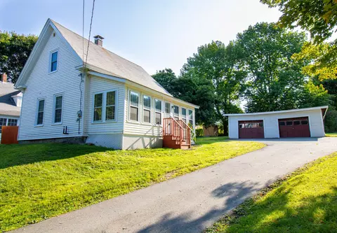 115 Pleasant St, Dexter, ME 04930