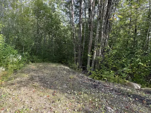 11 Bowling Green Ln, Belfast, ME 04915