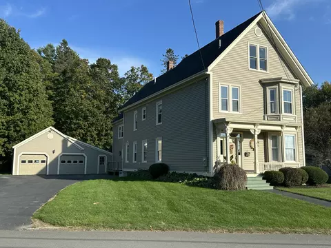 9 Charles St, Houlton, ME 04730