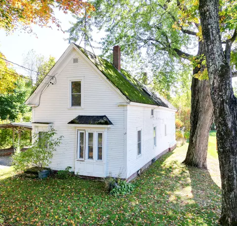 67 Pleasant St, Solon, ME 04979