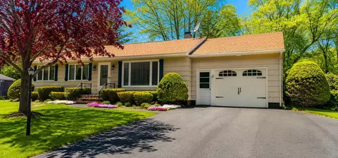 17 Oak St, Jay, ME 04239