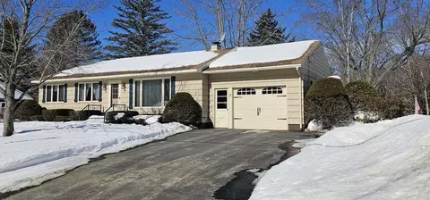 17 Oak St, Jay, ME 04239