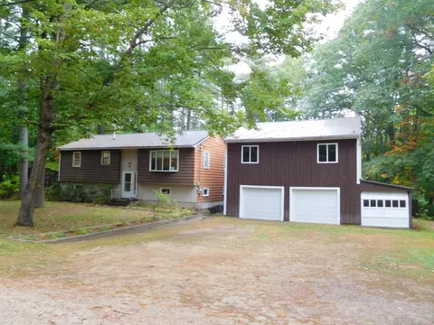 107 Riverside Dr, Mechanic Falls, ME 04256