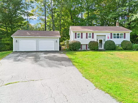 54 Roberta St, Farmingdale, ME 04344