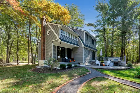 10 Pine Mountain Rd, Cape Neddick, ME 03902