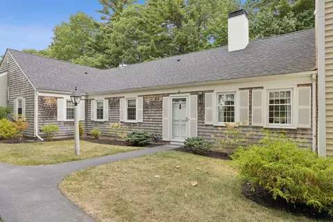 27 Colonial Vlg #27, Falmouth, ME 04105