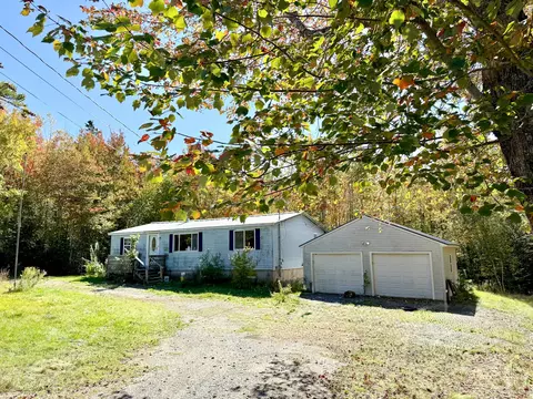 141 Cross Rd, Hancock, ME 04640