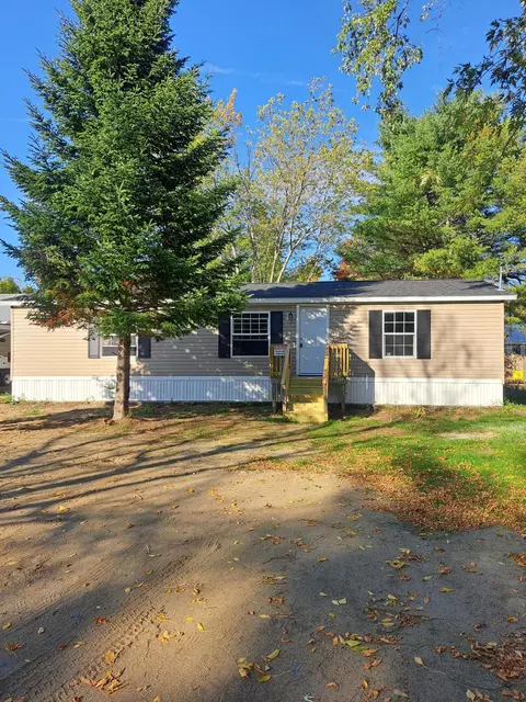 27 Adams St, Skowhegan, ME 04976