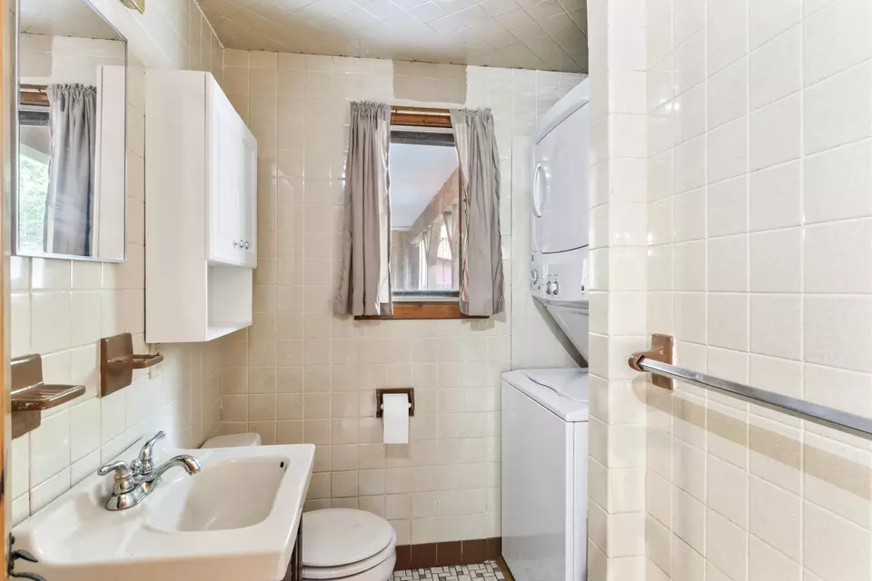 Bath - 9 Intervale Rd, Cape Neddick, ME 03902 photo 3 of 4