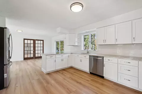 17 Chestnut Dr, Topsham, ME 04086
