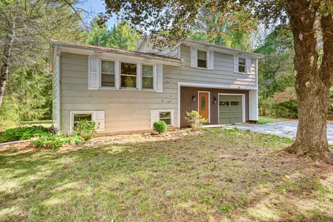 33 Woodridge Dr, Manchester, ME 04351