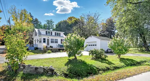 32 School St, Belgrade, ME 04917