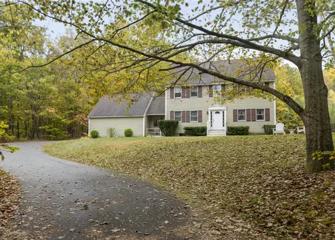 71 Valley Rd, Cumberland, ME 04021