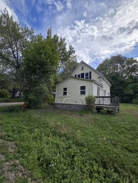 111 Prospect St, Dexter, ME 04930
