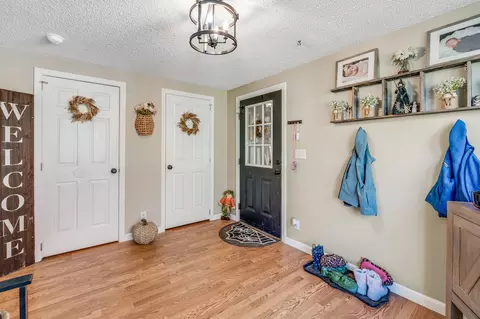 Entry Way - 317 Cross Rd, Cushing, ME 04563 photo 3 of 5