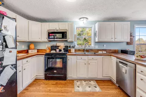 Kitchen - 317 Cross Rd, Cushing, ME 04563 photo 2 of 5