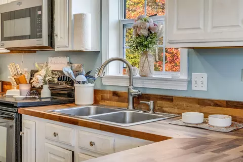 Kitchen - 317 Cross Rd, Cushing, ME 04563 photo 3 of 5