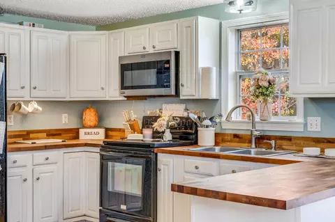 Kitchen - 317 Cross Rd, Cushing, ME 04563 photo 5 of 5