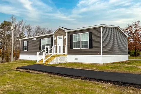 30 Main Rd, Holden, ME 04429