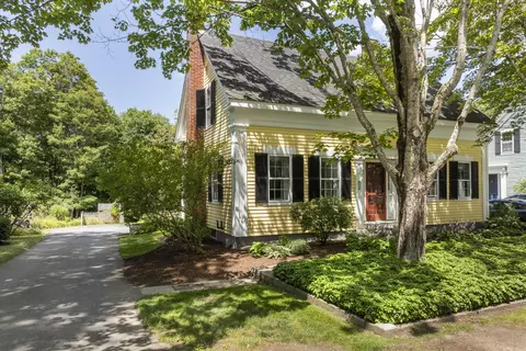 72 Glidden St, Newcastle, ME 04553