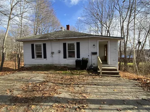 12 Crescent St, Milo, ME 04463