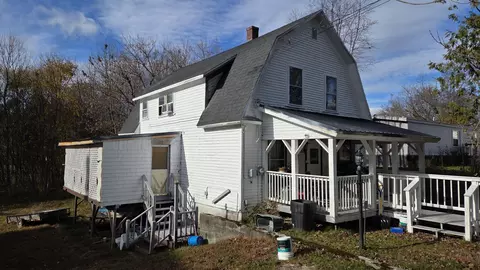 10 Main St, Howland, ME 04448
