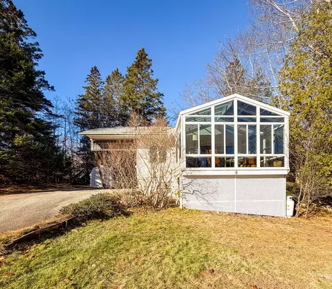 6 Nob Hill Rd, Hancock, ME 04640