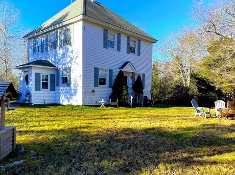 25 Belleview Ave, Winter Harbor, ME 04693
