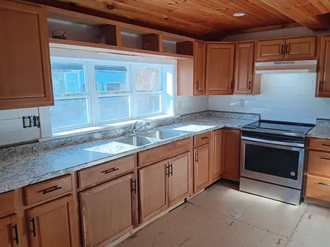 104 Beechwood St, Thomaston, ME 04861