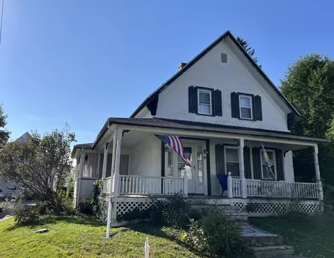 84 Pleasant St, Rockland, ME 04841