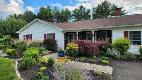 105 Warrenton St, Rockport, ME 04856