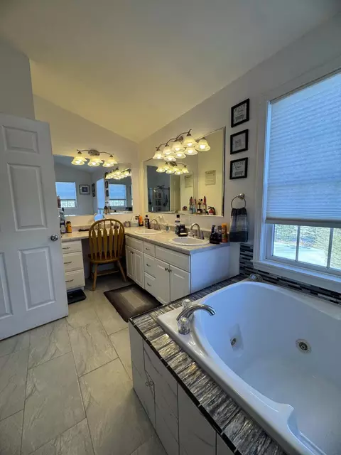 Bath - 387 Exeter Rd, Corinth, ME 04427 photo 6 of 16