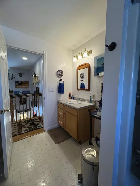 Bath - 387 Exeter Rd, Corinth, ME 04427 photo 14 of 16