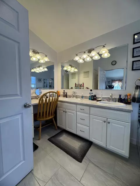 Bath - 387 Exeter Rd, Corinth, ME 04427 photo 4 of 16