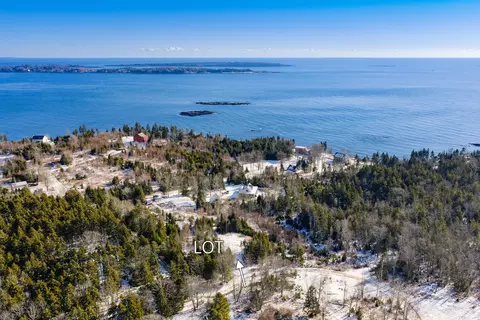 41 Atlantic Ln, Long Island, ME 04050