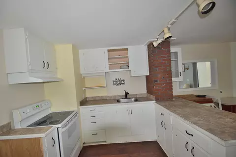 Kitchen - 10 Durham Rd, Freeport, ME 04032 photo 11 of 13