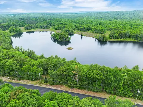 915 Augusta Rd, Belgrade, ME 04917