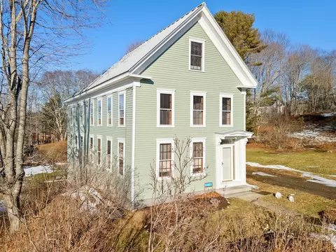 16 School St, Waldoboro, ME 04572