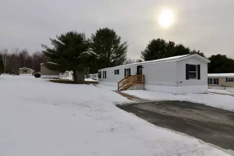 18 Purington Ave, Mechanic Falls, ME 04256