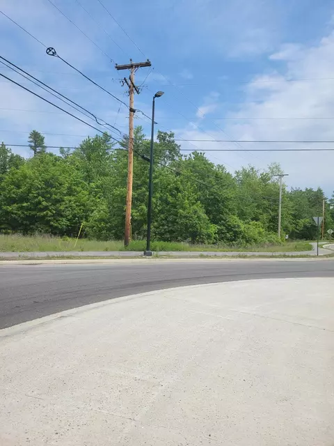 15 Manchester Rd, Standish, ME 04085