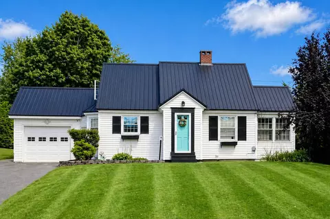 73 Hillside St, Presque Isle, ME 04769